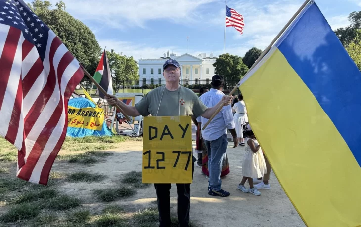 Ar Ukrainas karogu pie Baltā nama katru kara dienu. Jurijs cīnās par Ukrainas balsi Amerikā Ar Ukrainas karogu pie Baltā nama katru kara dienu. Jurijs cīnās par Ukrainas balsi Amerikā