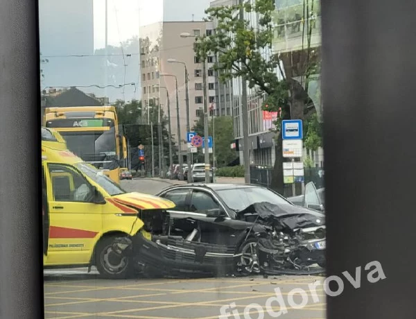 ДТП в Риге: столкновение скорой помощи и Mercedes-Benz