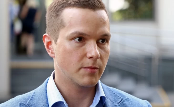 Судья не отпустил бывшего адвоката Навального Алексея Липцера на похороны матери, заявив, что он еще Судья не отпустил бывшего адвоката Навального Алексея Липцера на похороны матери, заявив, что он еще