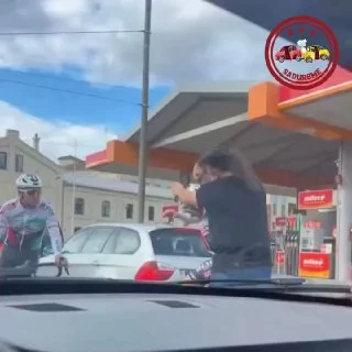 👊 - Велосипедисты 🆚 Автоводители 📌 Вчера на улице Пернавас у автозаправочной станции произошла драка