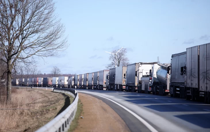 Перегруженность на границе: Латвия прогнозирует очереди из-за закрытия литовских КПП Перегруженность на границе: Латвия прогнозирует очереди из-за закрытия литовских КПП