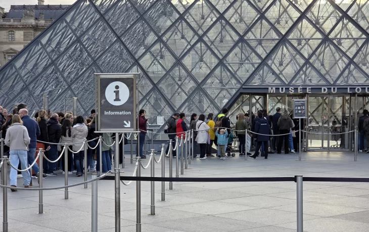 Кража в Лувре: усиление безопасности и поиски украденных сокровищ